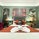 Family Four Bedroom Villa Near Oxford Street