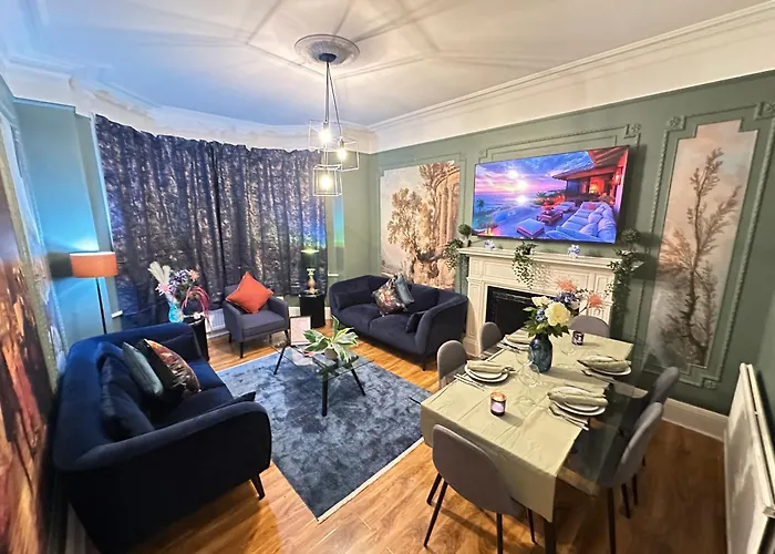 Family Four Bedroom Villa Near Oxford Street