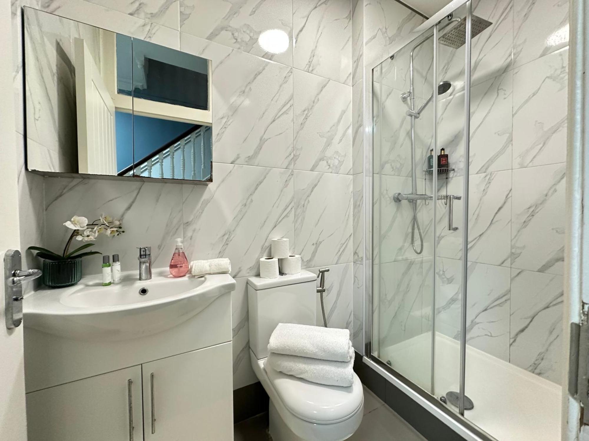 Family Four Bedroom Near Oxford Street Apartment *